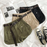 Shorts mit hoher Taille und Gürtel und zwei Fronttaschen